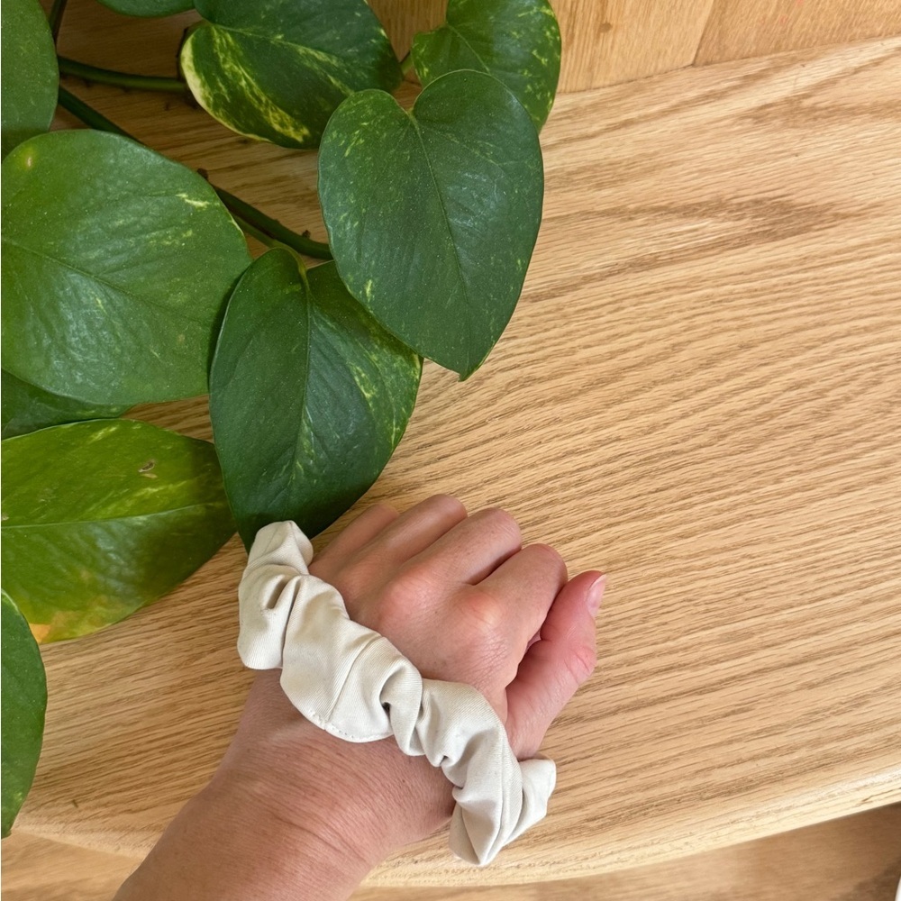 FREE with any purchase Girlfriend Collective Cream Hair Scrunchie Ivory EUC - Picture 3 of 6